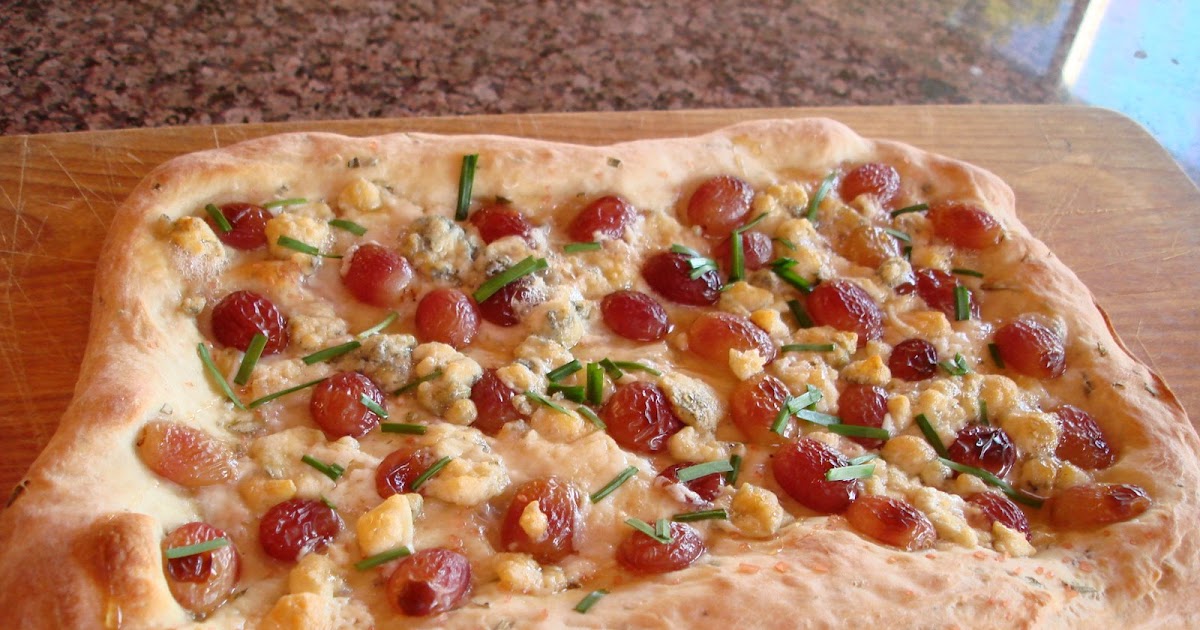 Recipe Rosemary flatbread with grapes, blue cheese and honey