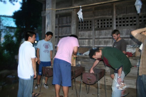 [神社の前で火を準備する不届き者ども]