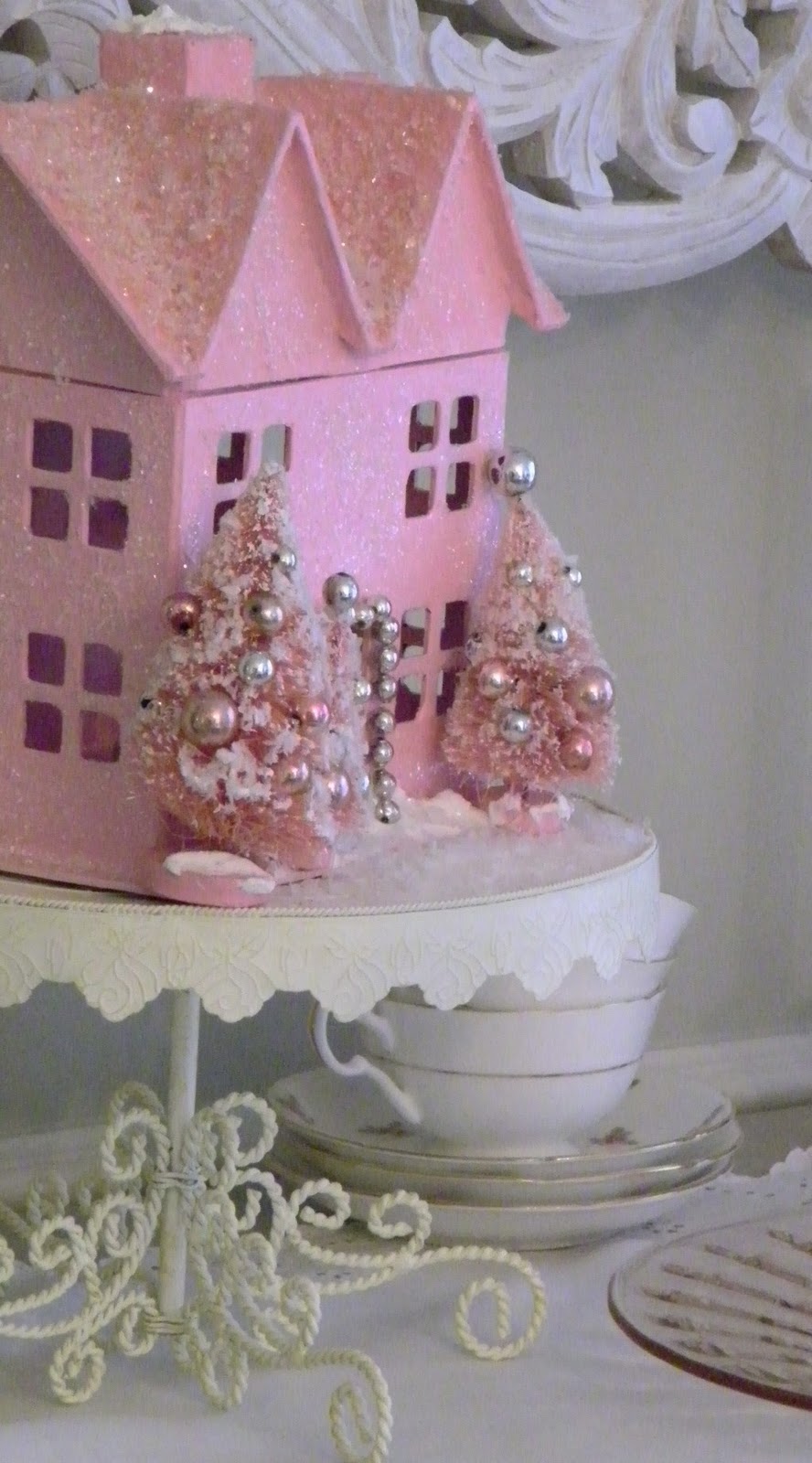 Maison Decor: I'm Dreaming of a Pink Christmas