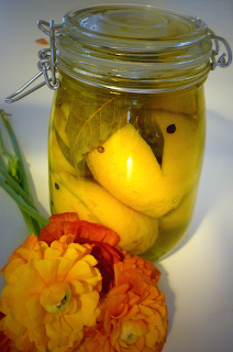 Citrons confits maison, huile d'olive, sel gris et épices douces recette citron confit maison bocal huile olive gros sel gris epices laurier conserve