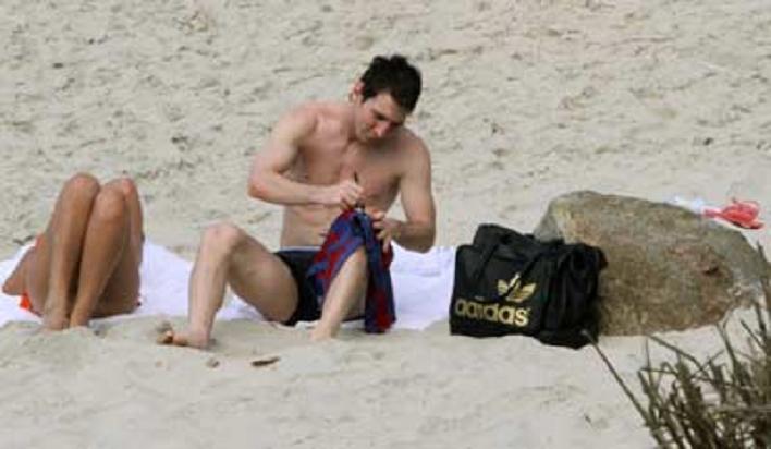 lionel messi girlfriend antonella. Lionel Messi Sunbathing With