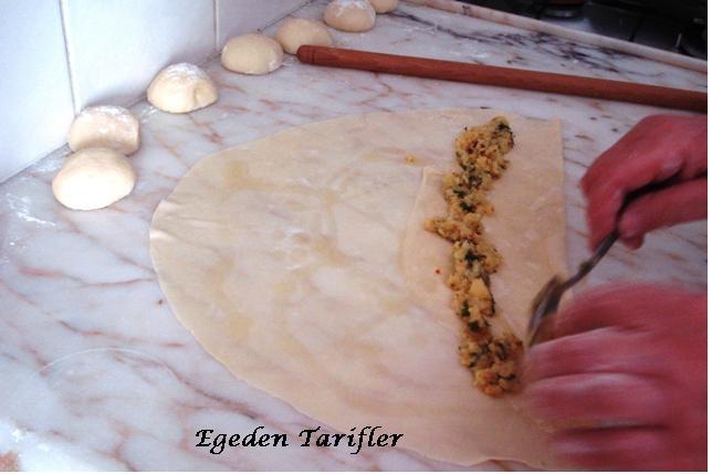 EGE�DEN TARİFLER Ispanaklı ve Patatesli Açma Börek