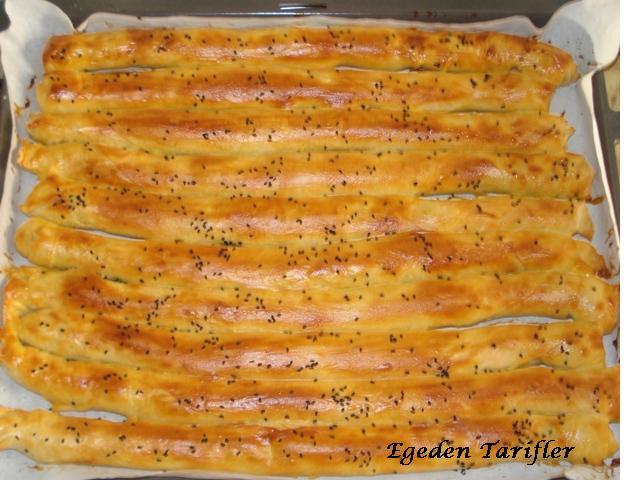 EGE�DEN TARİFLER Ispanaklı ve Patatesli Açma Börek