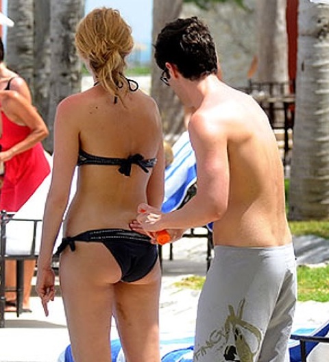 Blake+Lively+Bikini+Pictures+on+Hotel+Balcony+In+Miami+blogywoodbabes.blogspot.c