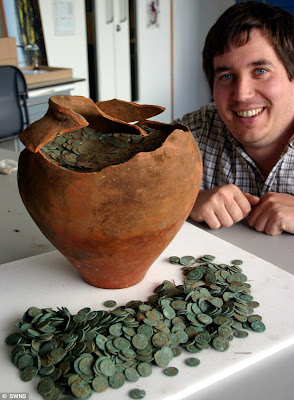 GÖRSEL GÜZELLİKLER Nick+Davies+found+this+amazing+haul+of+10,000+Roman+coins+on+his+first+ever+treasure+hunt