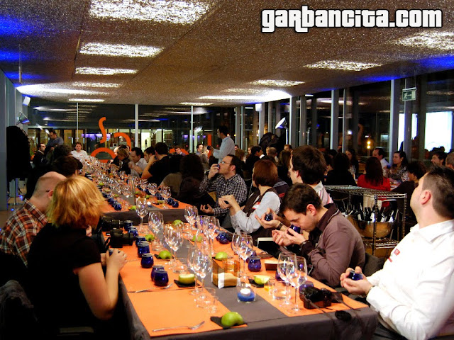 Gastronautas catando aceite
