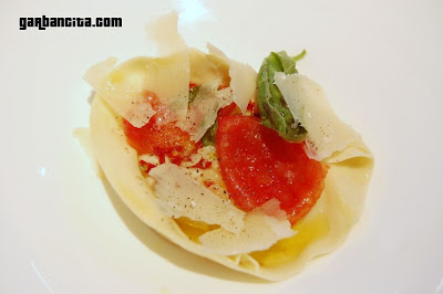 Ravioli de queso y albahaca