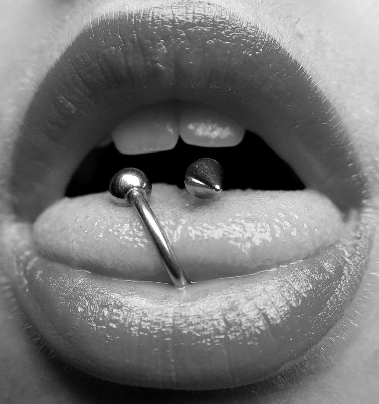 Besos con piercing title=