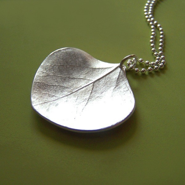 [ES+Leaf+necklace.jpg]