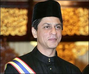 http://2.bp.blogspot.com/_CpvUtDtP5_U/S4usslu2HeI/AAAAAAAAABA/qgdhLQFtHMk/s320/shah_rukh_khan+pake+peci.jpg