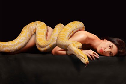 Pops Fernandez y una serpiente amarilla