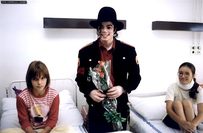 michael-visits-a-childrens-hospital-in-prague(108)-m-2.jpg