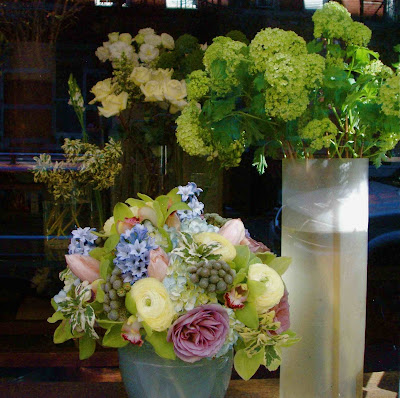 Nyc Very Special Flowers A Flower Called Vsf Very Special Flowers In The West Village Features Window Display Of Beautiful Arrangements Such As Those Shown Above