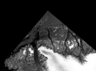 Grandes bloques de hielo del Ártico que se adentran en el estrecho de Nares se aprecian en esta imagen, tomada en diciembre de 2007, por el radar del satélite europeo 'Envisat- ESA