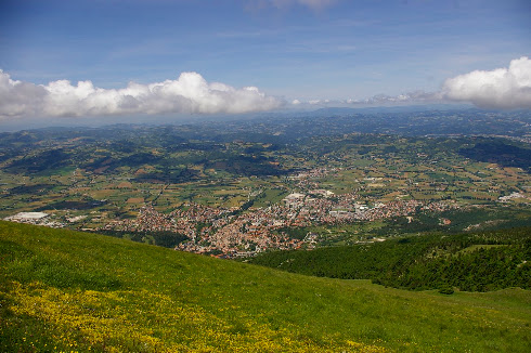 Gualdo Tadino visto dalle montagne dell\