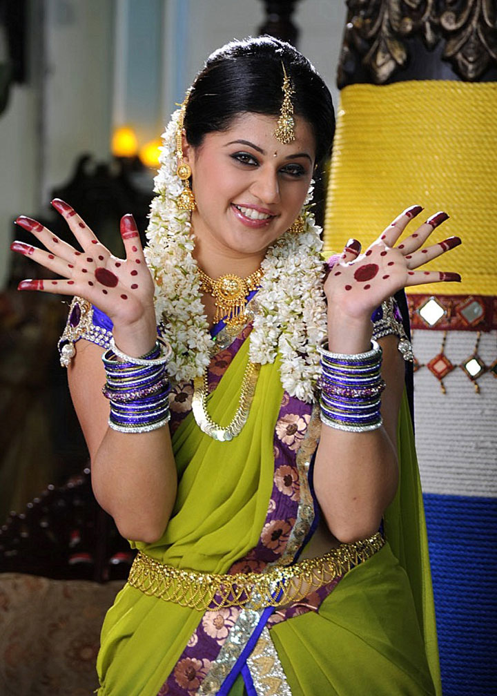 Hot+neha+dhupia+in+saree