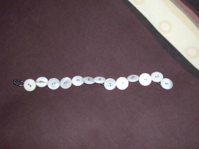 un petit peu de bouton et quelques perles et voila un beau bracelet