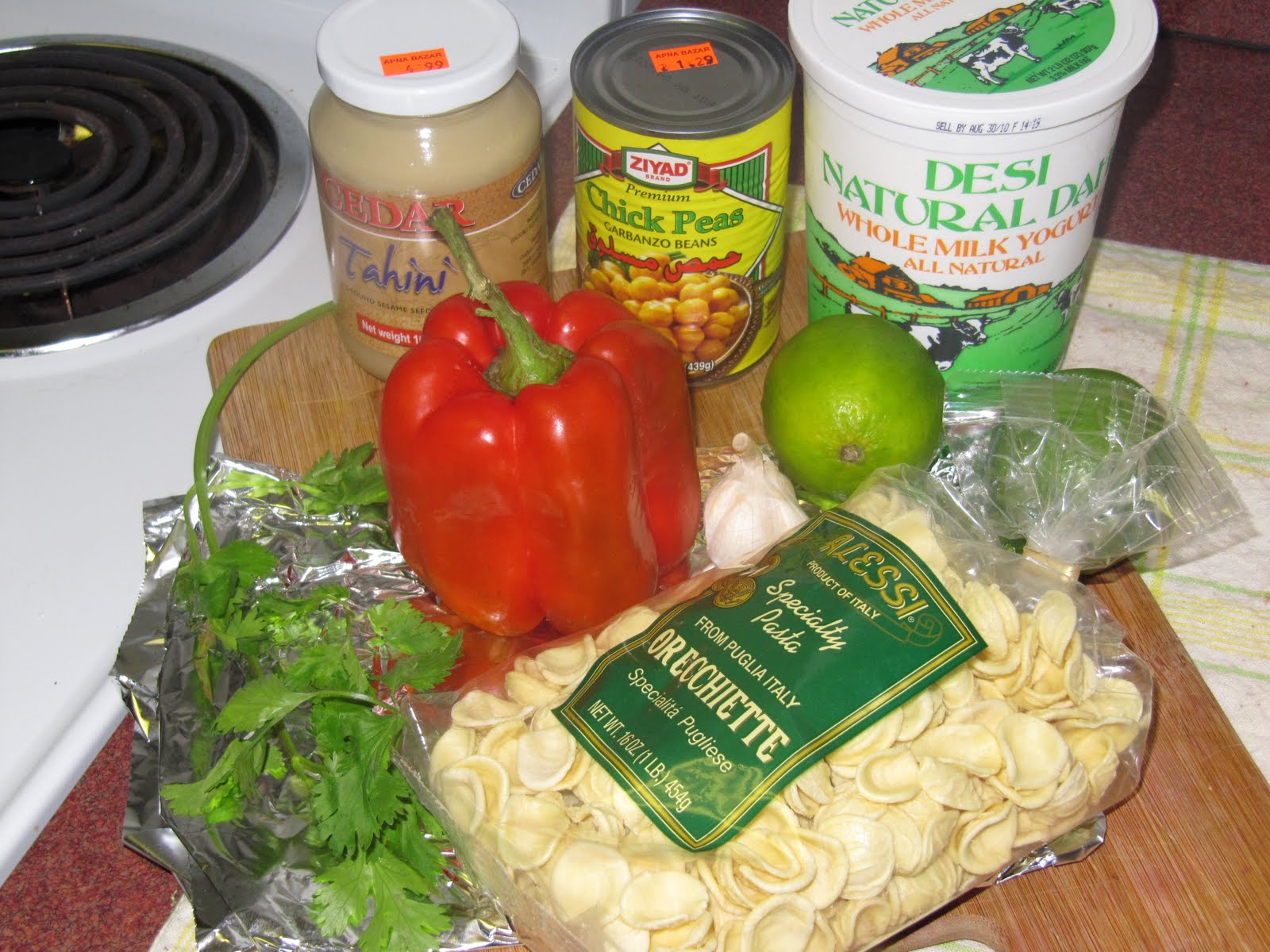 Roasted red pepper Hummus pasta saladسالاد پاستا با فلفل دلمه ای تنوری