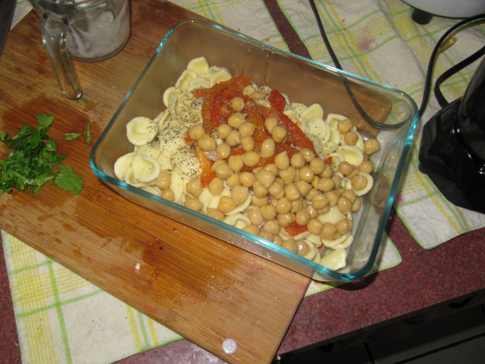 Roasted red pepper Hummus pasta saladسالاد پاستا با فلفل دلمه ای تنوری