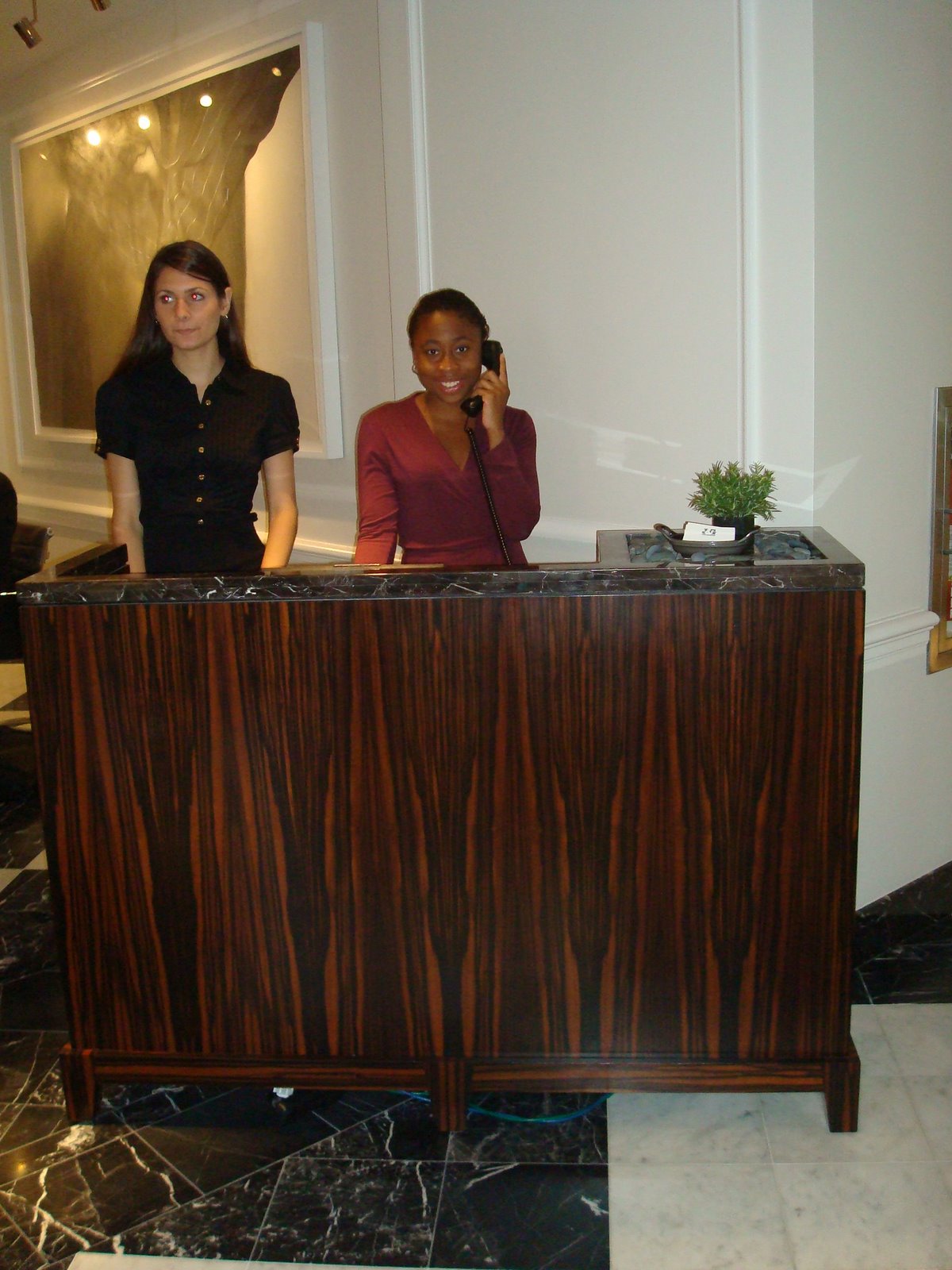 [DC+Louise+hostessing.JPG]