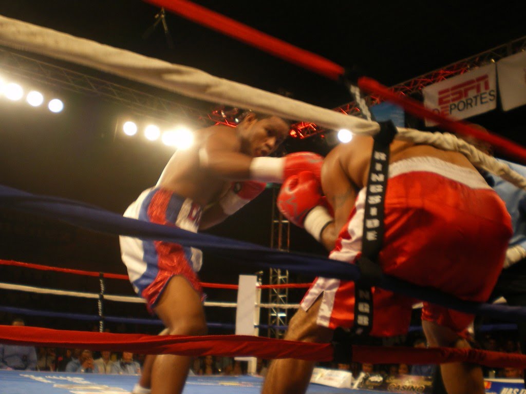 BOXEADOR DOMINICANO FÉLIX DÍAZ NOQUEA ALEX PÉREZA A LOS 45 SEGUNDOS DE