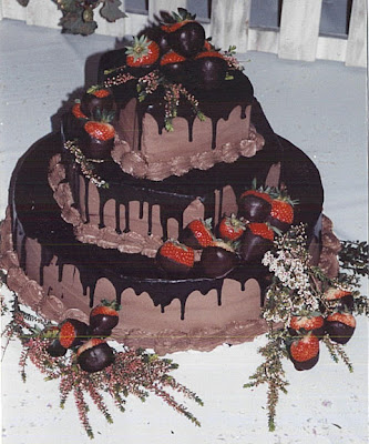 تهنئه لكل الناجحين فى المنتدى Strawberry+groom+cake