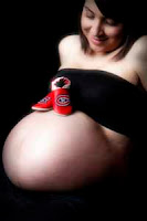 femme enceinte avec chaussons des Canadiens de Montreal hockey pregnacy