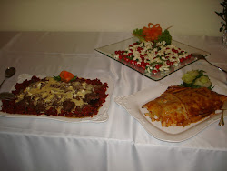 SALADA CAPRESE, FILÉ DE SALMÃO COM MASSA FOLHEADA E ESCALOPINHO COM MOLHO DE CAMEMBERT