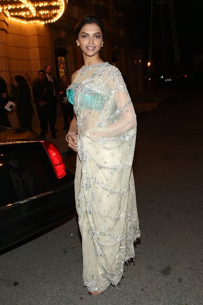 HQ Bollywood Actress Deepika Padukone in Transparent Saree Photos cleavage