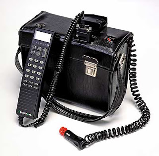 http://2.bp.blogspot.com/_DYoekmvv2XA/Rsv5AAYEmlI/AAAAAAAAAFo/uXf07w_c-c0/s320/1987,+Nokia+introduced+the+world%27s+first+handheld+phone,+the+Mobira+Cityman+900..jpg