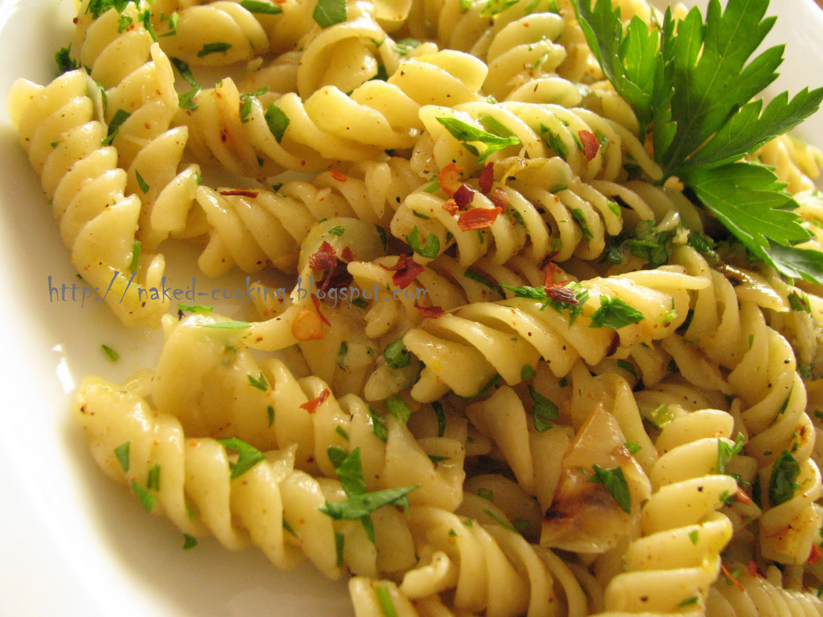 Naked Cooking Spicy Roasted Garlic with Lemon and Parsley Pasta