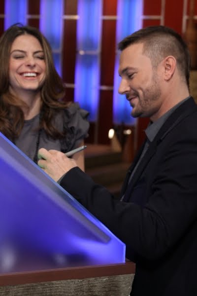 [111443_kevin-federline-jokes-around-with-access-hollywoods-maria-menounos-on-the-access-set-during-a-visit-on-january-26-2010.jpg]