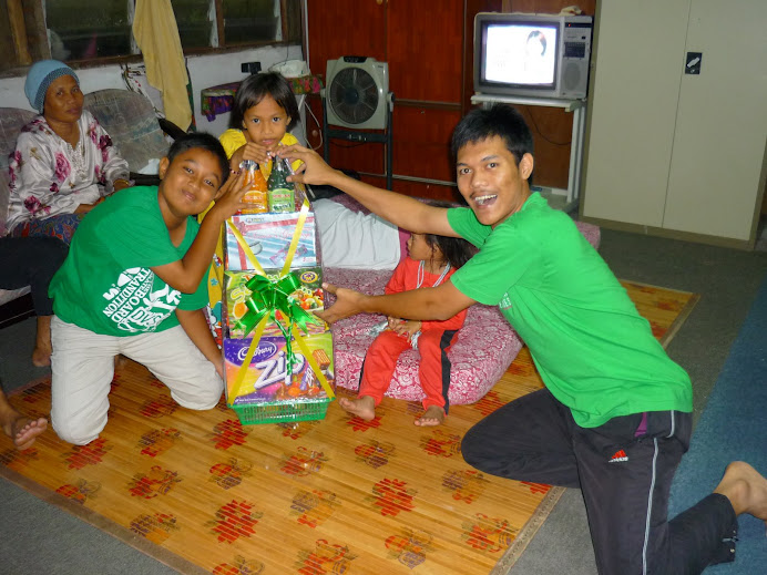 tuan penasehat sama mantee gebol poosing dgn hamper hari raya