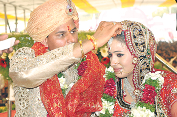 Celebrity Photos: Navneet Kaur weds Ravi Rana in mass marriage ceremony & Hot Photos