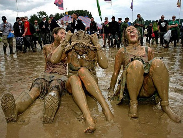 Funny Photos. dirty girls. mud wrestling. 