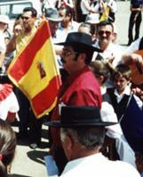 Juan Aranda (el Veneno), de rojo con la bandera