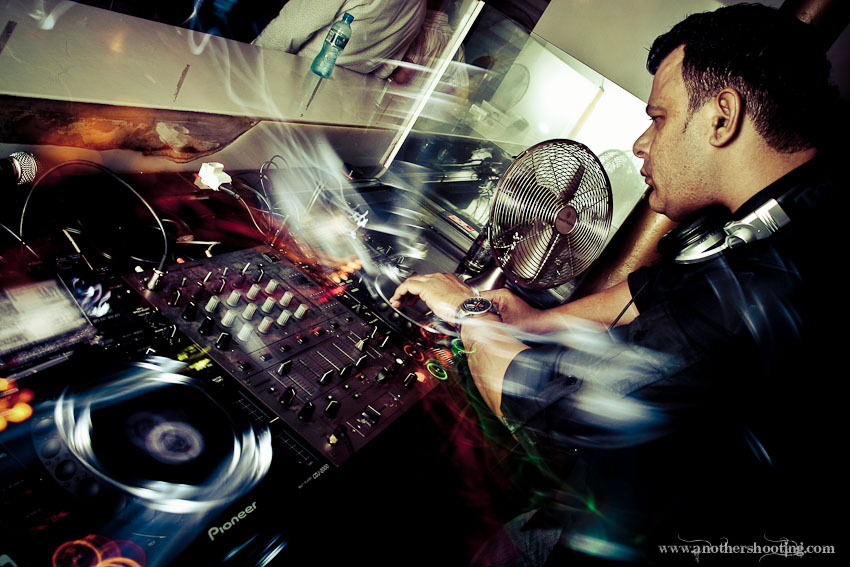 IMAGE: http://2.bp.blogspot.com/_DyQnEmWsGRI/TT_DbiSFfqI/AAAAAAAAAKo/EfMtbMHdQ3g/s1600/www.anothershooting.com-26.jpg