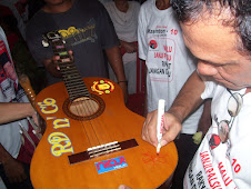 Franky Sahilatua Contreng Gitar