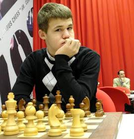 Do xadrez ao poker: Magnus Carlsen é considerado um dos melhores  enxadristas de todos os tempos, mas aos poucos ele está migrando para o  baralho