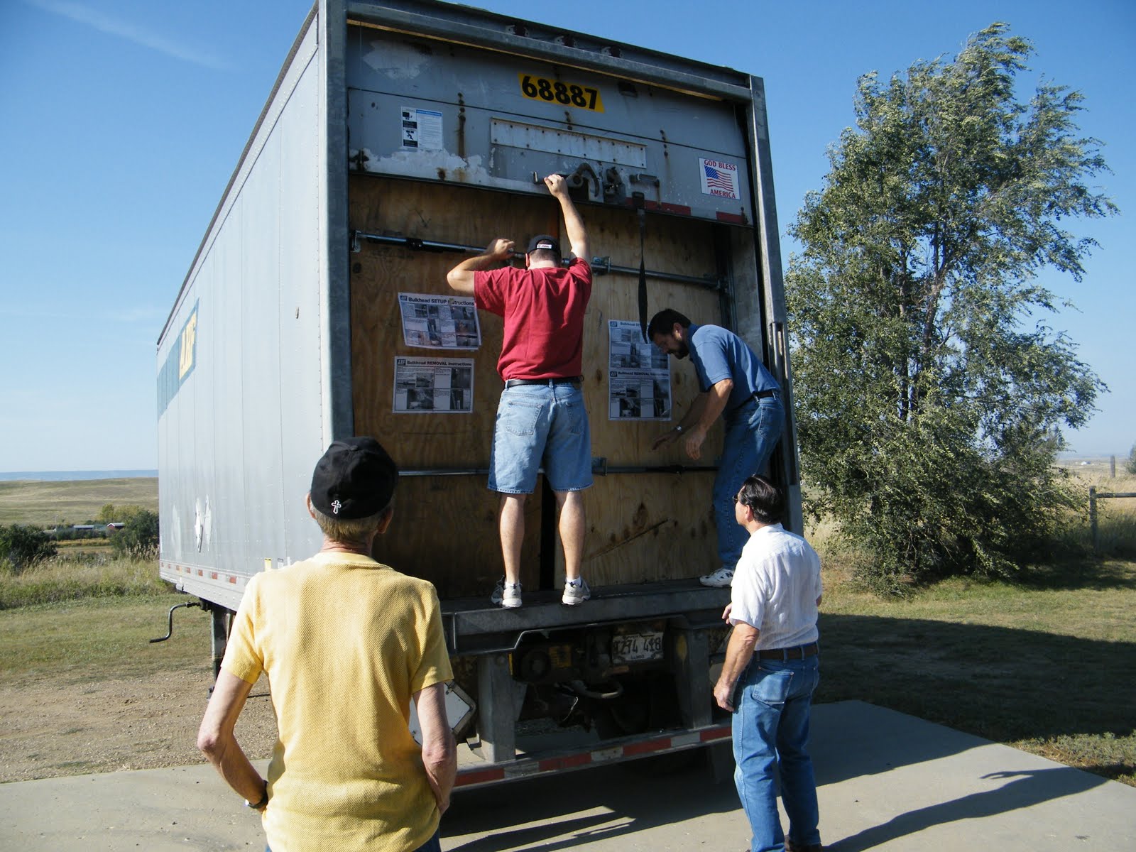 [unloading+moving+truck+(4).jpg]
