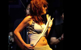 Foto Hot Agnes Monica Di atas Panggung