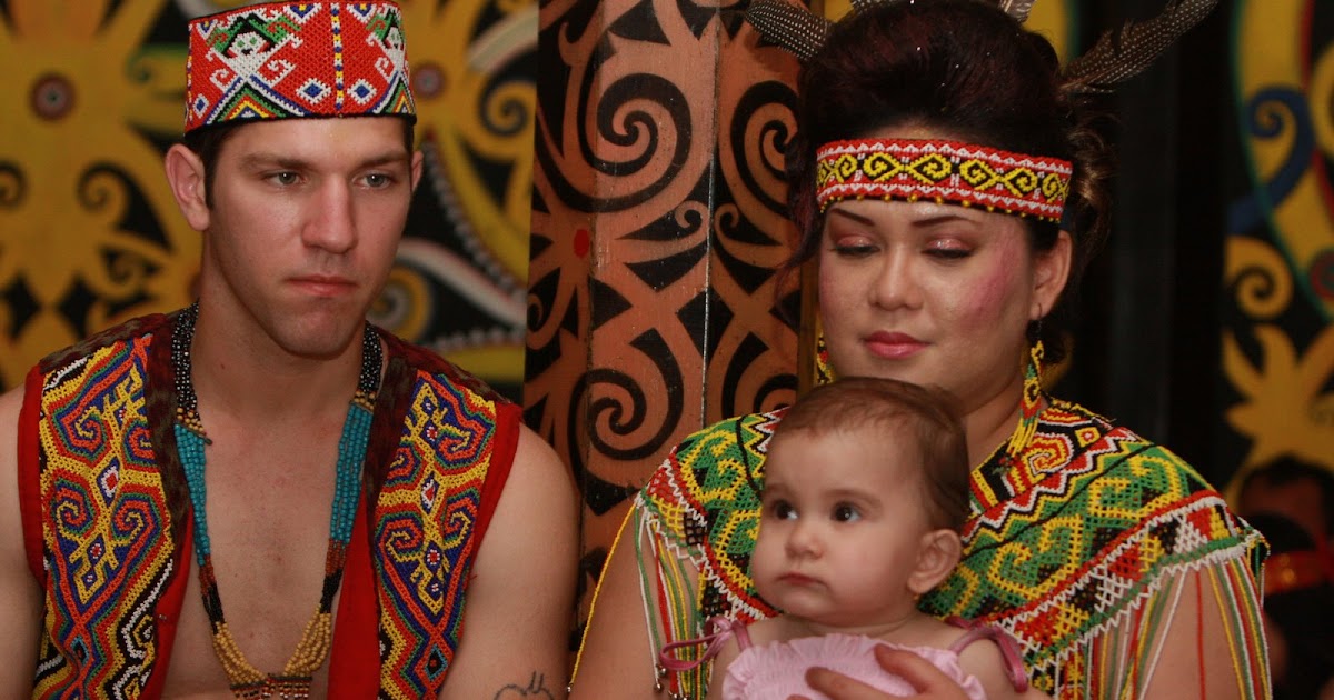 pakaian pengantin adat dayak 