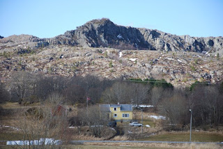 Mektige omgivelser rundt småbruket