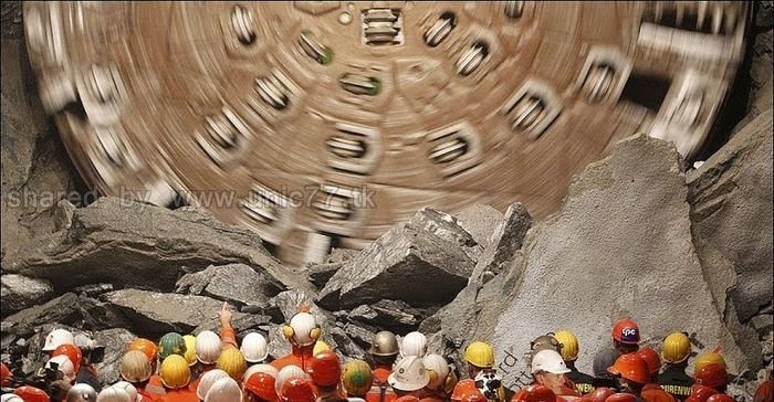 http://2.bp.blogspot.com/_EHi0bg7zYcQ/TL6DXW9AldI/AAAAAAAAO64/uOQsmDaiHgk/s1600/the_longest_tunnel_in_the_world_01.jpg