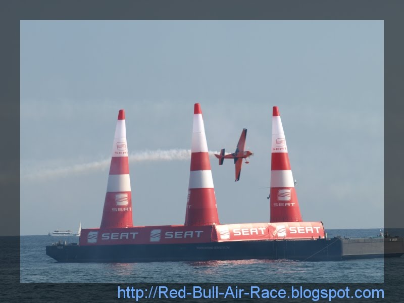 [Avion-Red-Bull-Air-Race-pasando-por-puerta-de-cuadro-18.jpg]