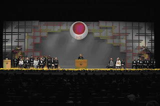 国立劇場で行われた授賞式のステージを示す画像。