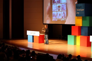 Google Developer Day のステージで発表をしている方を示す画像。