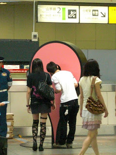 渋谷駅構内に設置されたGoogle マップピンを示す画像。