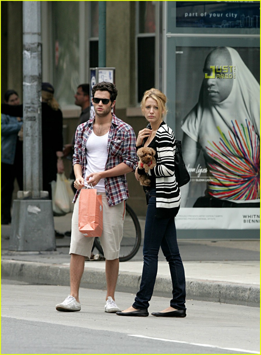 [BlakeLively.and+Penn+Badgley+catch+a+cab+together+in+New+York+City+on+Wednesday+afternoon.+The+coupled+shopped+at+eyewear+designer+Robert+Marc’s+store+in+New+York’s+Greenwich+Village04.06.08(justjared).JPG]