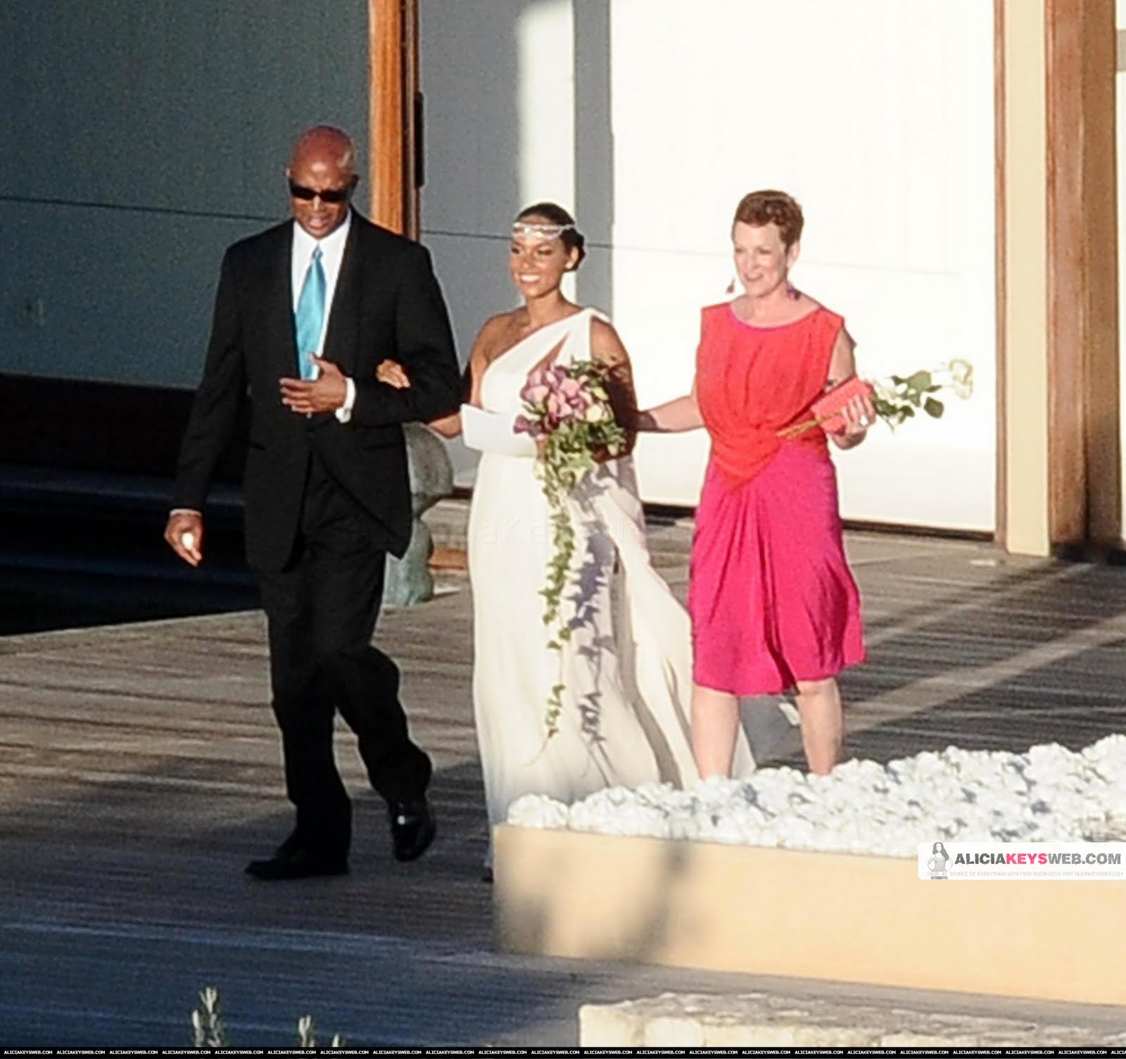 http://2.bp.blogspot.com/_ESBpOteBXQw/TFZuD6vep-I/AAAAAAAADa8/IfH7Q_Km0-0/s1600/alicia-swizz-wedding-19.jpg